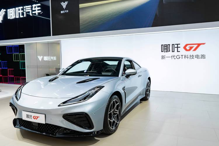 深圳145哪吒汽车在智能汽车领域的表现，领途汽车在新能源汽车市场中的影响力